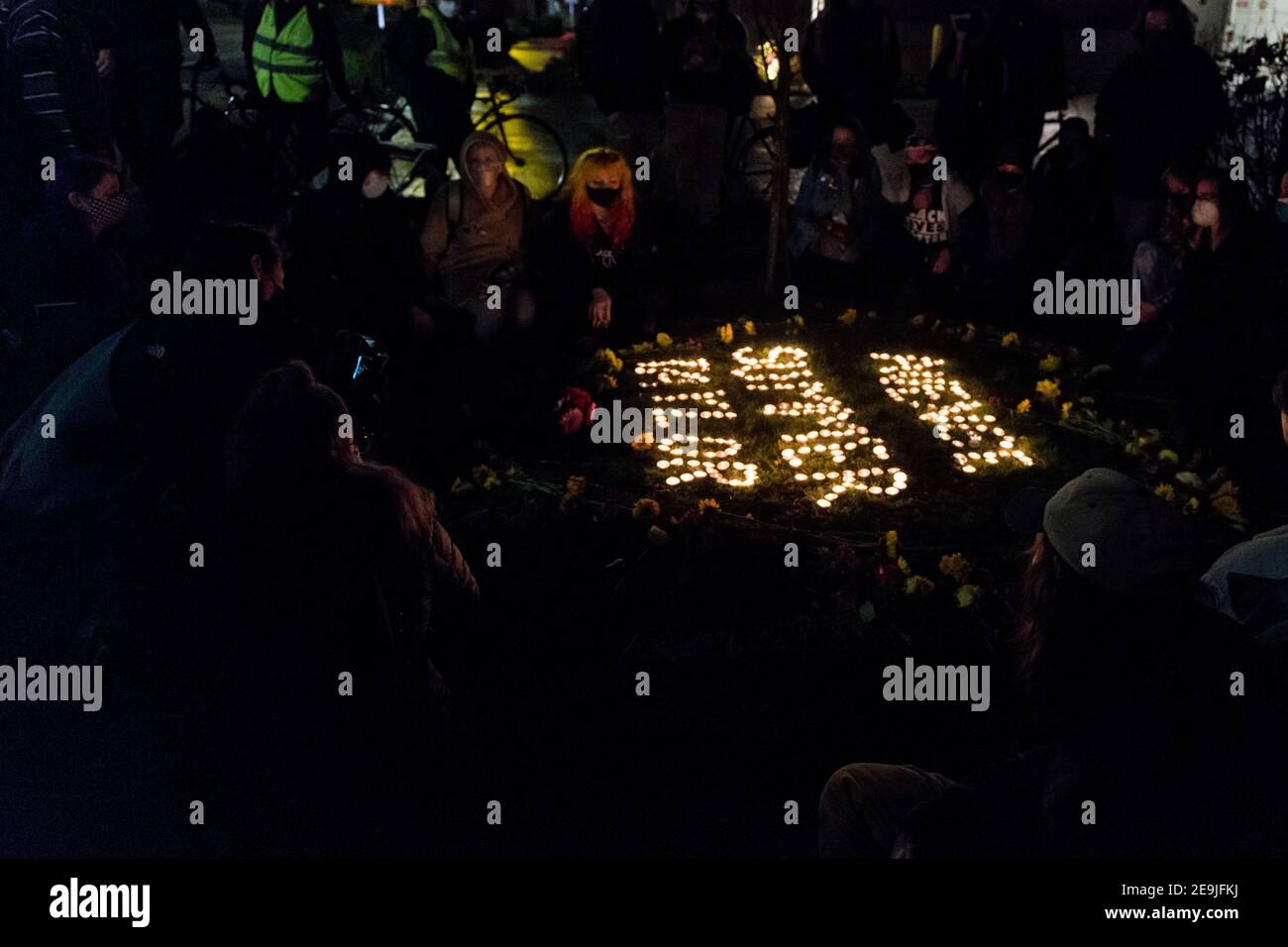 Seattle, Stati Uniti. 4 Feb 2021. In tarda serata fuori dall'ufficio della Seattle Washington state Patrol. I manifestanti hanno creato una veglia a lume di candela per Summer Taylor e per tutti coloro che hanno perso la vita lottando per la giustizia. Summer Taylor e Diaz Love sono stati colpiti da un pilota nell'Interstate 5 nel centro di Seattle, mentre un gruppo di attivisti BLM ha tenuto una protesta. Credit: James Anderson/Alamy Live News Foto Stock