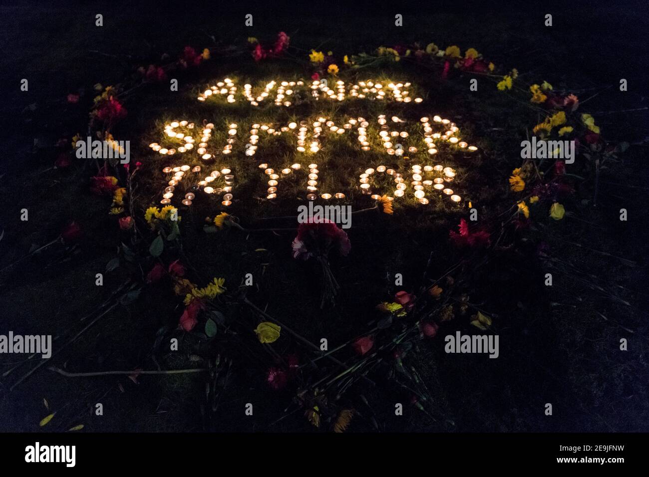 Seattle, Stati Uniti. 4 Feb 2021. In tarda serata fuori dall'ufficio della Seattle Washington state Patrol. I manifestanti hanno creato una veglia a lume di candela per Summer Taylor e per tutti coloro che hanno perso la vita lottando per la giustizia. Summer Taylor e Diaz Love sono stati colpiti da un pilota nell'Interstate 5 nel centro di Seattle, mentre un gruppo di attivisti BLM ha tenuto una protesta. Credit: James Anderson/Alamy Live News Foto Stock