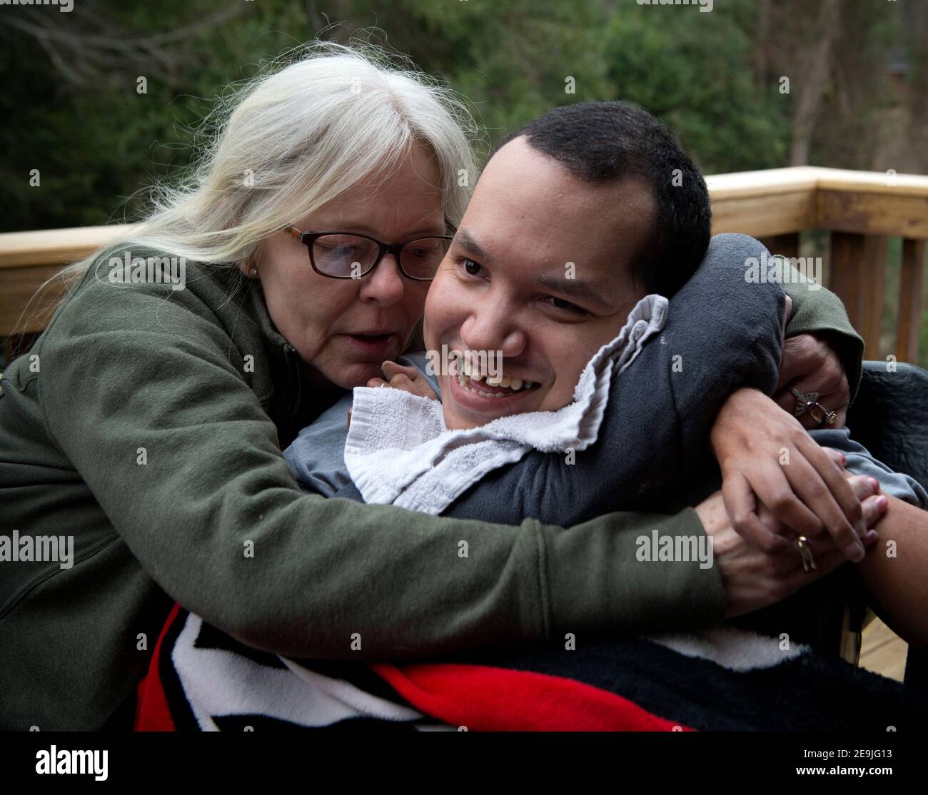 Byron, Georgia, Stati Uniti. 4 Feb 2021. LISA ARCHIBALD si prende cura del fratello John David, profondamente disabile, che si trova a casa sua da oltre 20 anni. John David, 36 anni, è non verbale, quadriplegico e medico fragile a causa della paralisi cerebrale, della policiciria e della displasia. Vive a casa ArchibaldÃs e richiede assistenza 24 ore su 24. Ha convulsioni, malattia polmonare restrittiva e aspirazione silenziosa nei suoi polmoni, che richiede un controllo costante per prevenire soffocamento. Credit: ZUMA Press, Inc./Alamy Live News Foto Stock