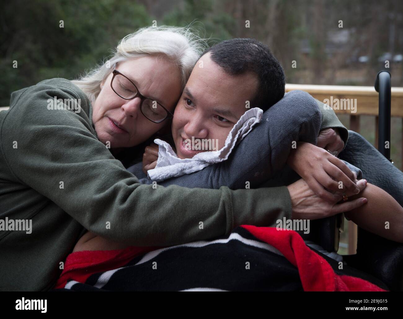 Byron, Georgia, Stati Uniti. 4 Feb 2021. LISA ARCHIBALD si prende cura del fratello John David, profondamente disabile, che si trova a casa sua da oltre 20 anni. John David, 36 anni, è non verbale, quadriplegico e medico fragile a causa della paralisi cerebrale, della policiciria e della displasia. Vive a casa ArchibaldÃs e richiede assistenza 24 ore su 24. Ha convulsioni, malattia polmonare restrittiva e aspirazione silenziosa nei suoi polmoni, che richiede un controllo costante per prevenire soffocamento. Credit: ZUMA Press, Inc./Alamy Live News Foto Stock
