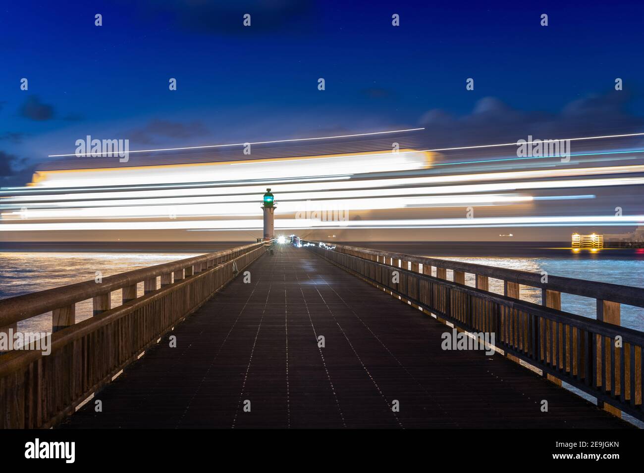 Ferry passant devant la jetée de Calais la nuit, en pose longue, Francia, Pas de Calais, hiver Foto Stock