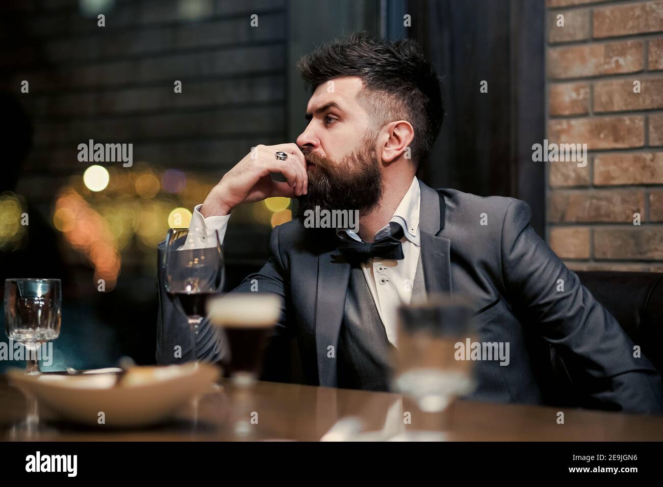 Cattiva datazione. Uomo sicuro seduto al bar da solo. Foto Stock