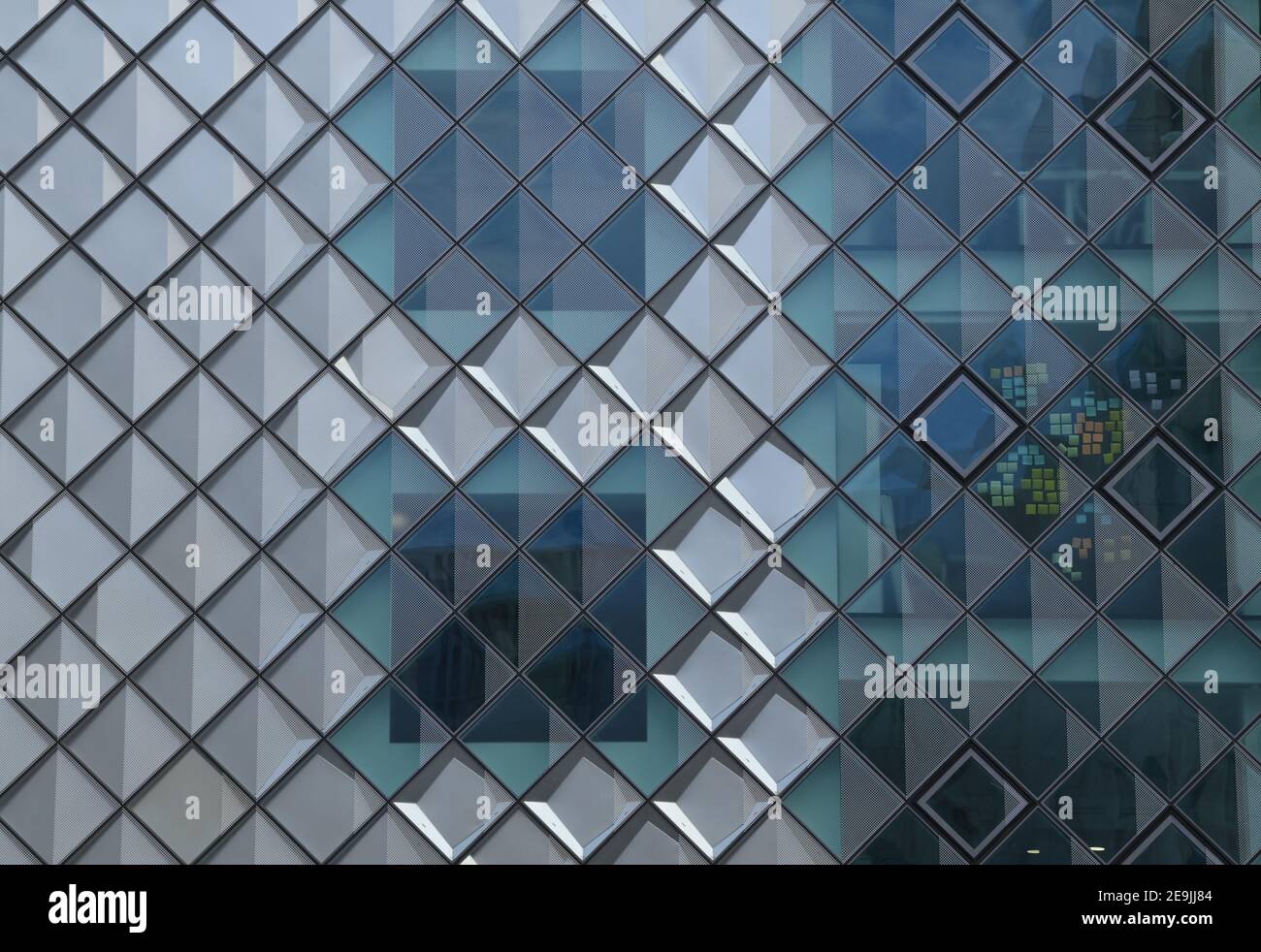 Berlino, Germania. 01 Feb 2021. La façade della mostra e l'evento edificio Futurium - Casa del futuro su Alexanderufer. È costituito da elementi a cassetta a forma di diamante con riflettori metallici e vetro stampato in ceramica. La luce ambiente crea un aspetto iridescente. Credit: Jens Kalaene/dpa-Zentralbild/ZB/dpa/Alamy Live News Foto Stock