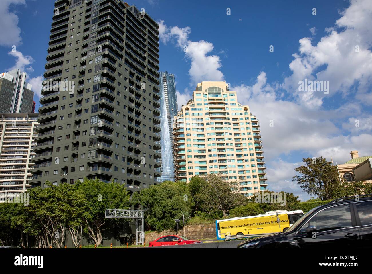 Alti uffici e torri residenziali a Sydney con corona casino building peaking sullo sfondo, Sydney, Australia Foto Stock