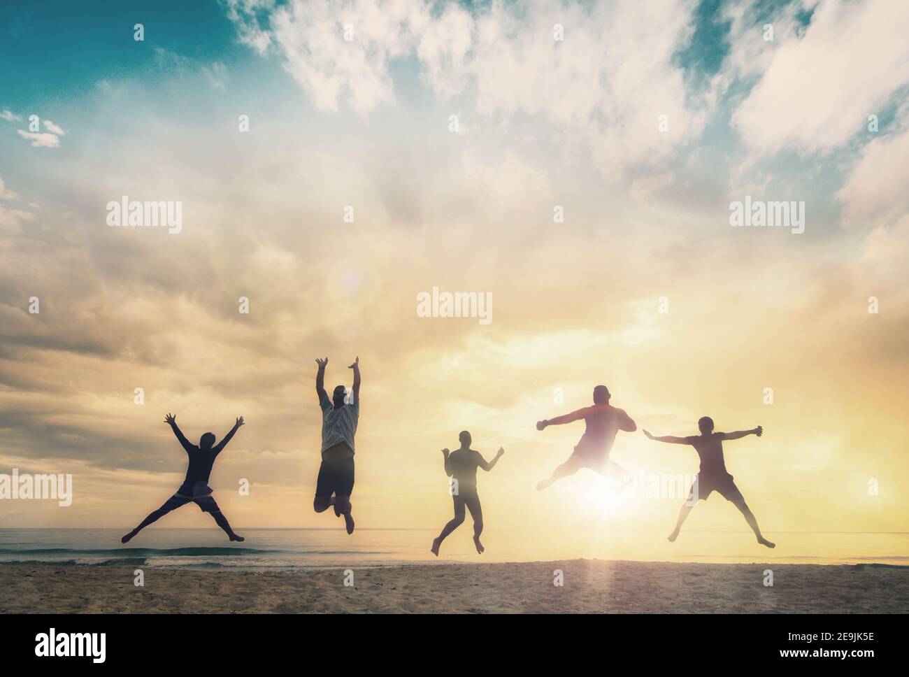 Famiglia felice gruppo di persone celebrare salto per una buona vita sul concetto di fine settimana per vincere la vittoria, persona fede in libertà finanziaria benessere sano, Grande Foto Stock