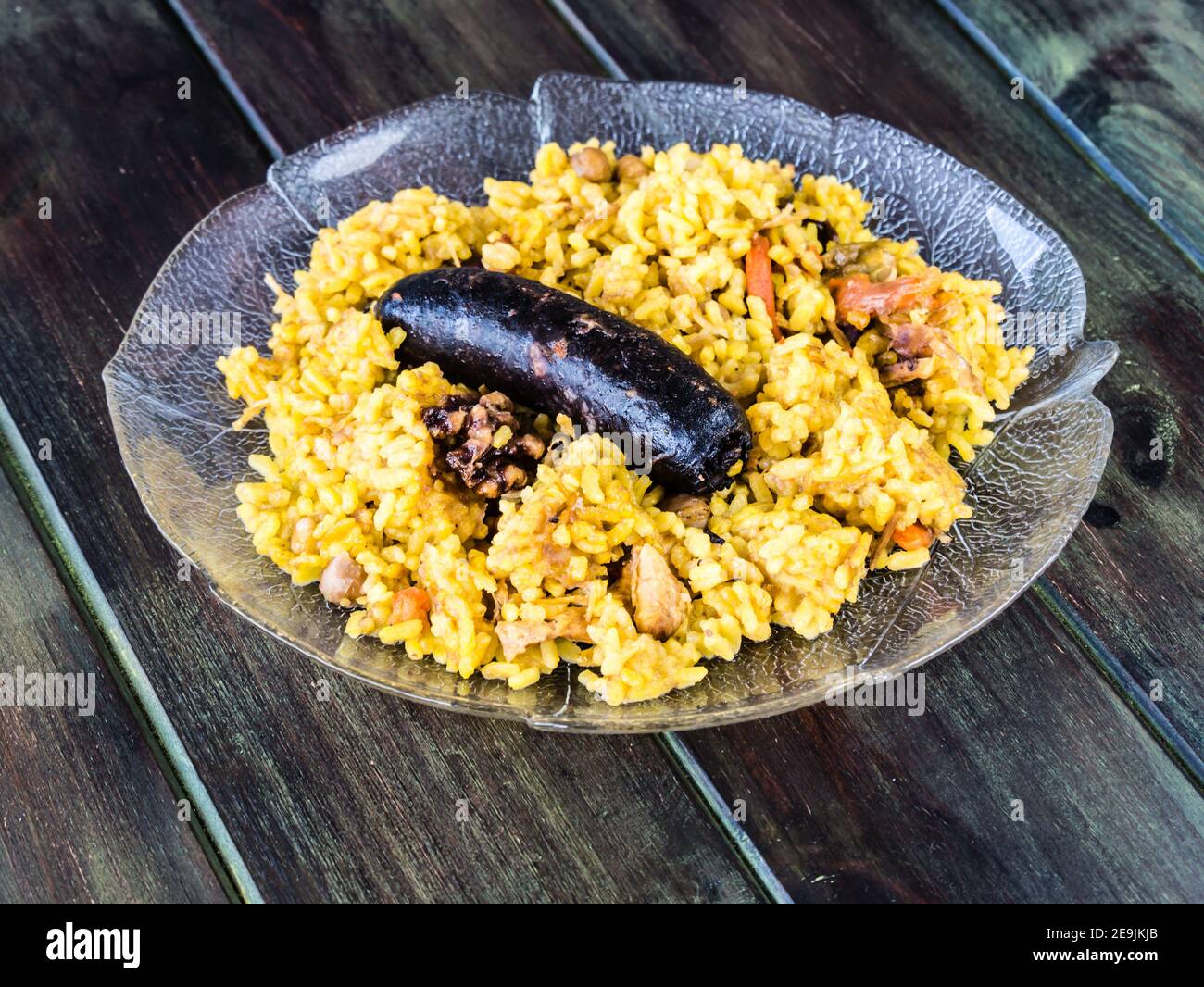 Colpo di primo piano di una salsiccia di sangue sulla parte superiore del paella Foto Stock