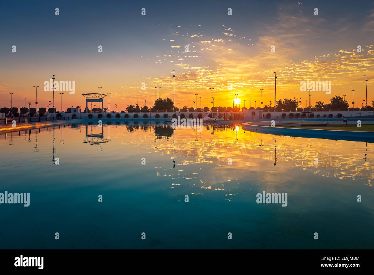 Splendida vista del tramonto nel parco King fahad di Dammam Arabia Saudita. Sfondo fuoco selettivo sfocato. Foto Stock