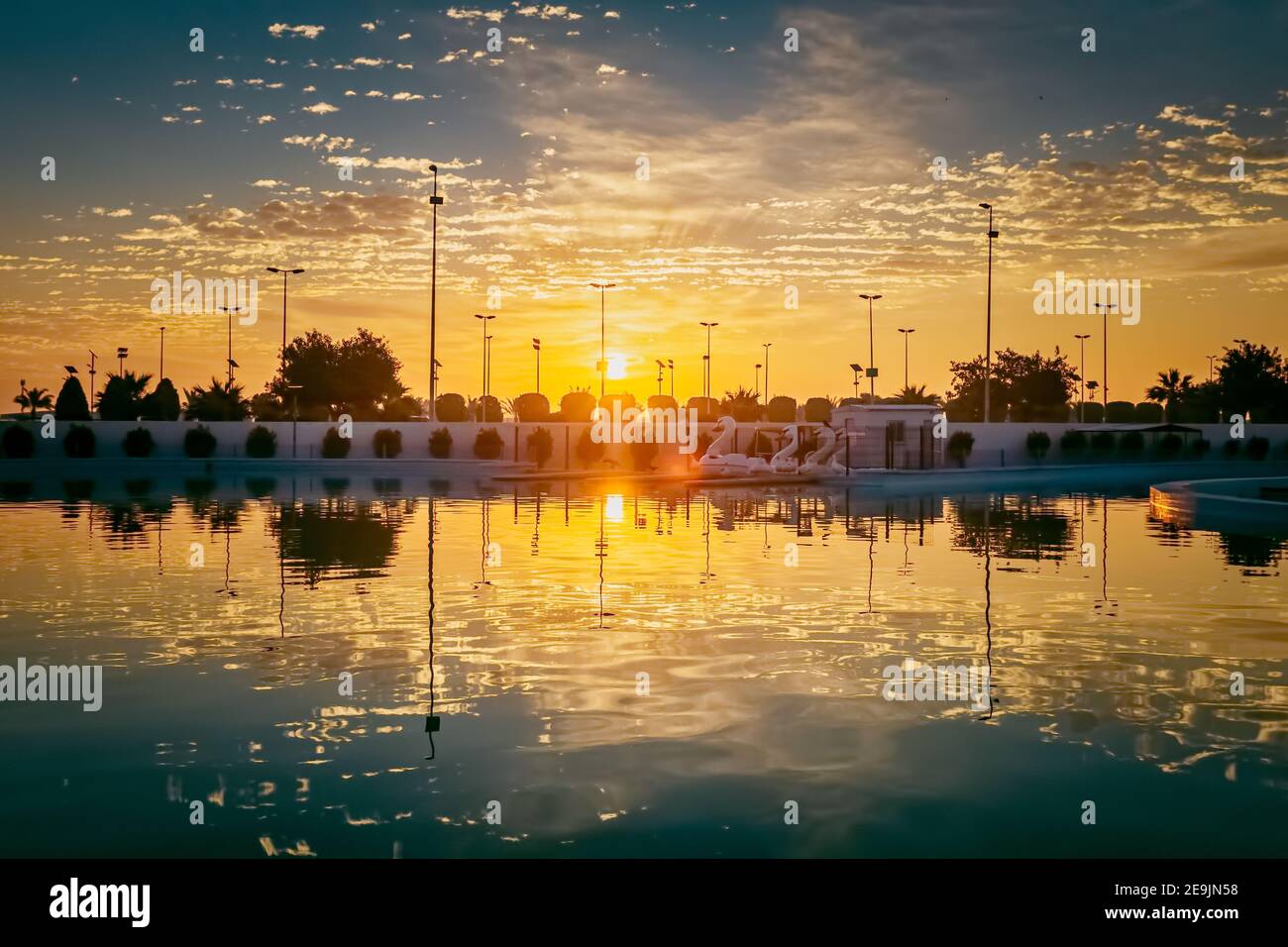Splendida vista del tramonto nel parco King fahad Dammam Arabia Saudita. Sfondo fuoco selettivo sfocato. Foto Stock