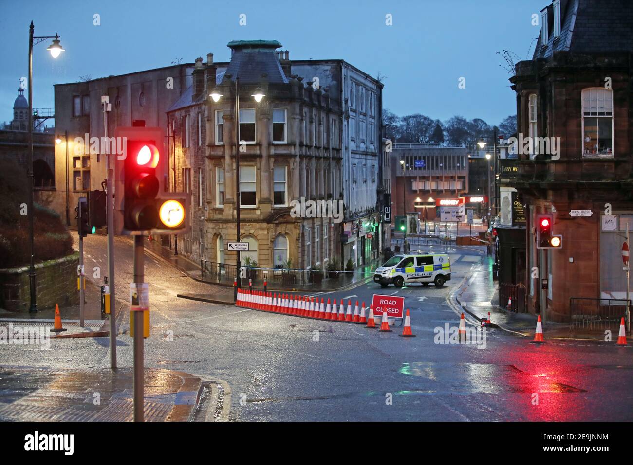 Un cordone di polizia a West George Street a Kilmarnock, dove gli ufficiali continuano a indagare su ciò che la polizia scozzese descrive come un 'grave incidente' nei terreni di un ospedale locale e un altro luogo nella zona. Data immagine: Venerdì 5 febbraio 2021. Foto Stock