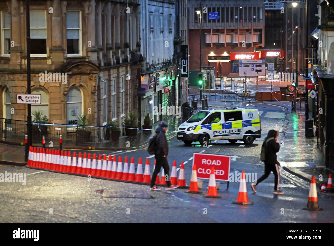 Un cordone di polizia a West George Street a Kilmarnock, dove gli ufficiali continuano a indagare su ciò che la polizia scozzese descrive come un 'grave incidente' nei terreni di un ospedale locale e un altro luogo nella zona. Data immagine: Venerdì 5 febbraio 2021. Foto Stock