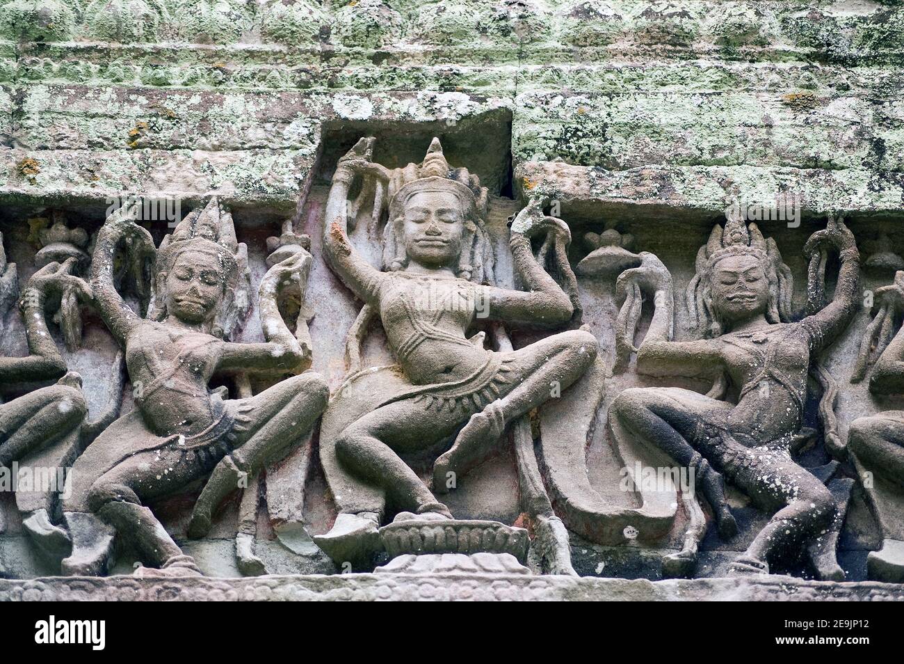 Particolare di scultura di ballerini di Apsara nella Sala dei ballerini al Tempio di Preah Khan, Angkor, Cambogia. Scultura antica, di centinaia di anni. Foto Stock