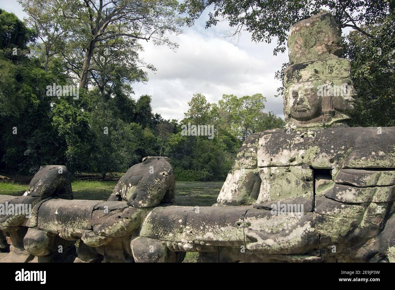 Statua di Vishnu che tira sul serpente di Naga nella zampillatura dell'oceano della leggenda del latte. Causeway per l'antico tempio Khmer Preah Khan, Angkor, Cam Foto Stock