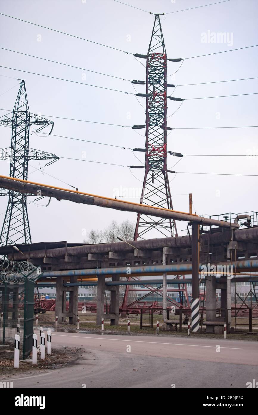 una grande impresa industriale, oleodotti, linee elettriche ad alta tensione, ucraina Foto Stock