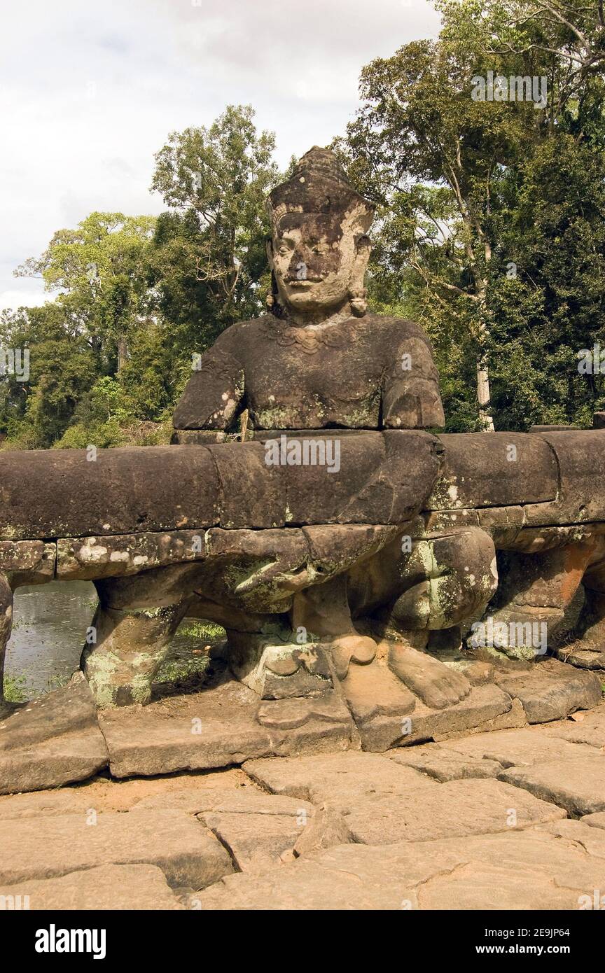 Antica statua Khmer di un demone Asura che tira sul serpente Naga sull'ingresso della strada rialzata al tempio di Preah Khan, Angkor, Cambogia. Foto Stock