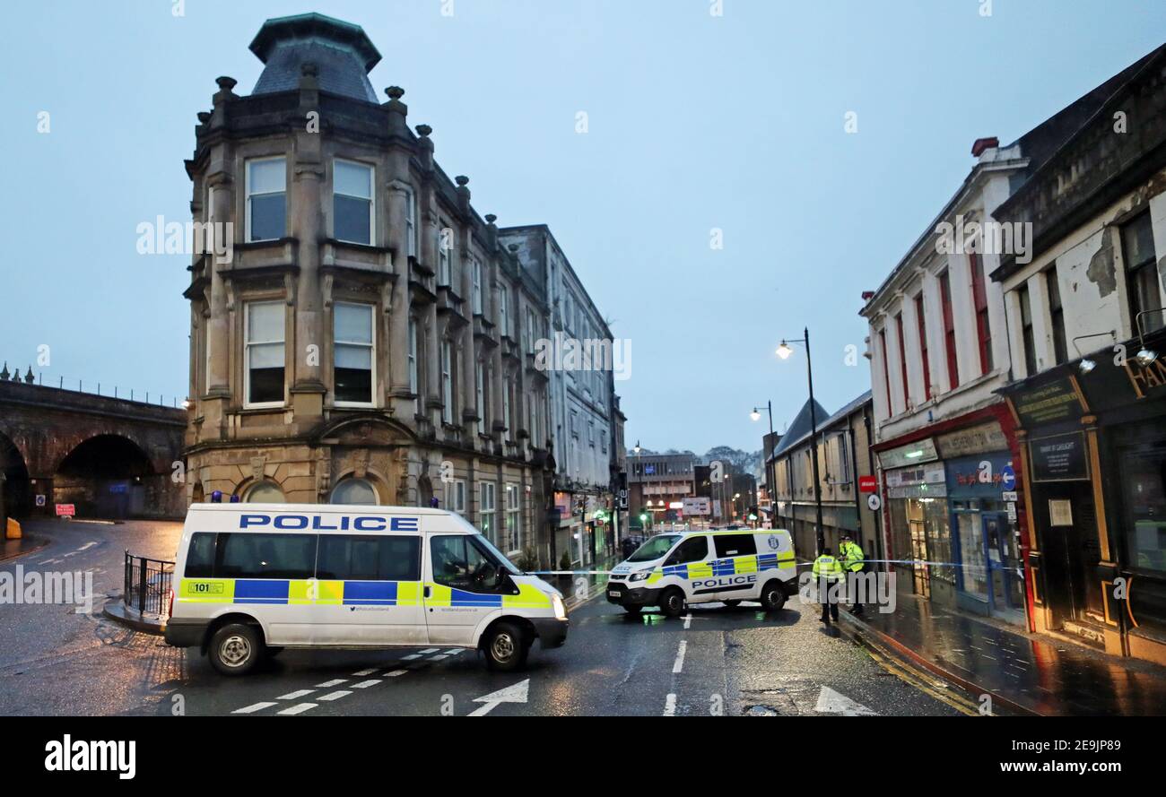Un cordone di polizia a West George Street a Kilmarnock, dove gli ufficiali continuano a indagare su ciò che la polizia scozzese descrive come un 'grave incidente' nei terreni di un ospedale locale e un altro luogo nella zona. Data immagine: Venerdì 5 febbraio 2021. Foto Stock