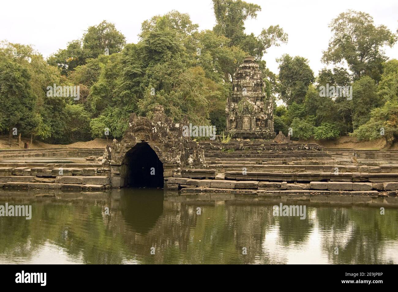 Vista sul fossato dell'antico tempio Khmer di Neak Poan. Costruito su un'isola artificiale circondata da stagni per eliminare i peccati di coloro che a. Foto Stock