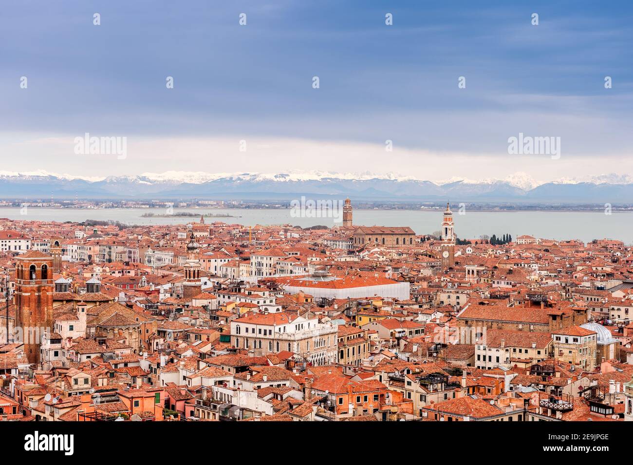 I tetti di Venezia e delle Alpi in lontananza, dal Campanile in Piazza San Marco, Italia Foto Stock