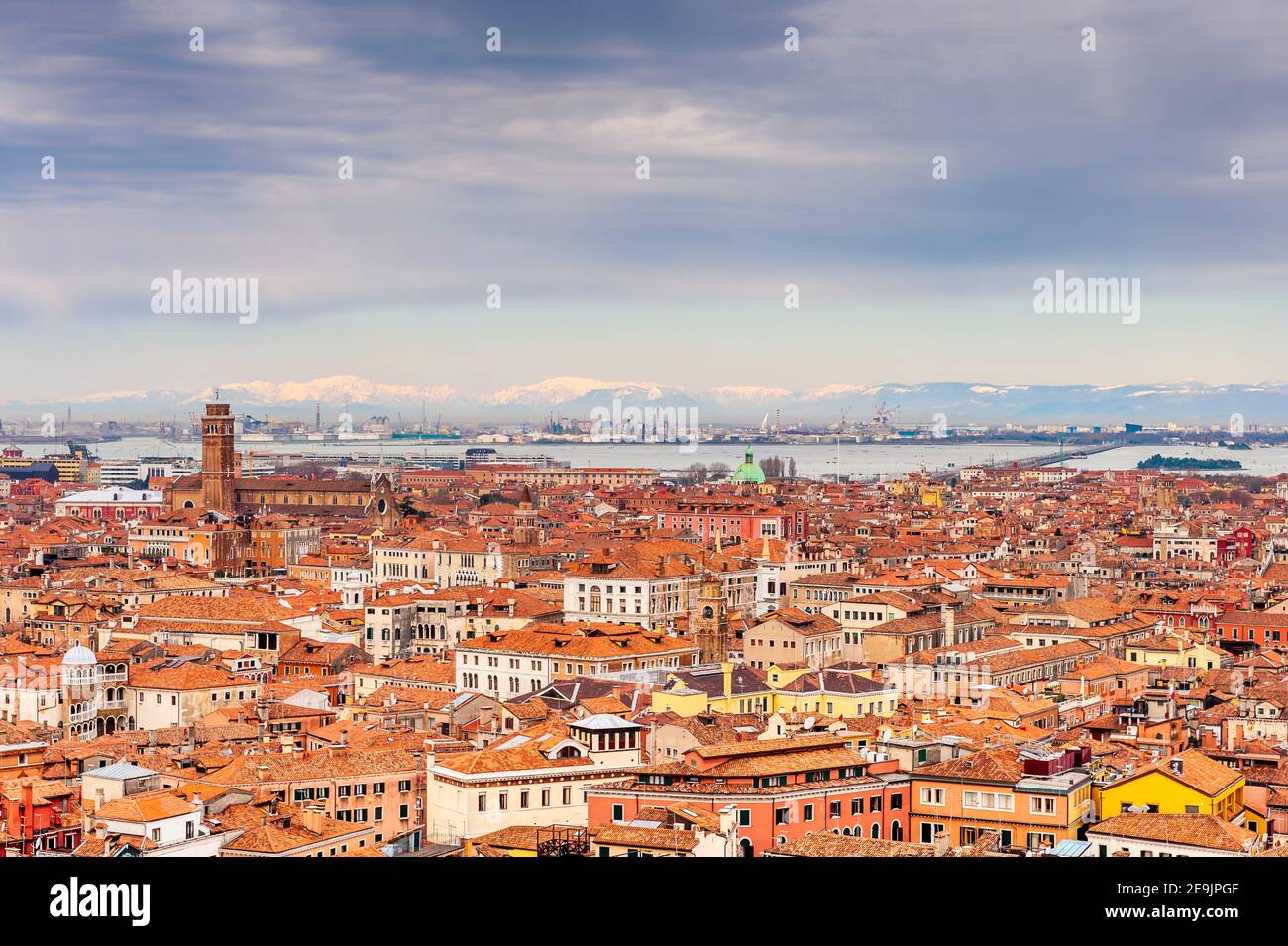 I tetti di Venezia e delle Alpi in lontananza, dal Campanile in Piazza San Marco, Italia Foto Stock