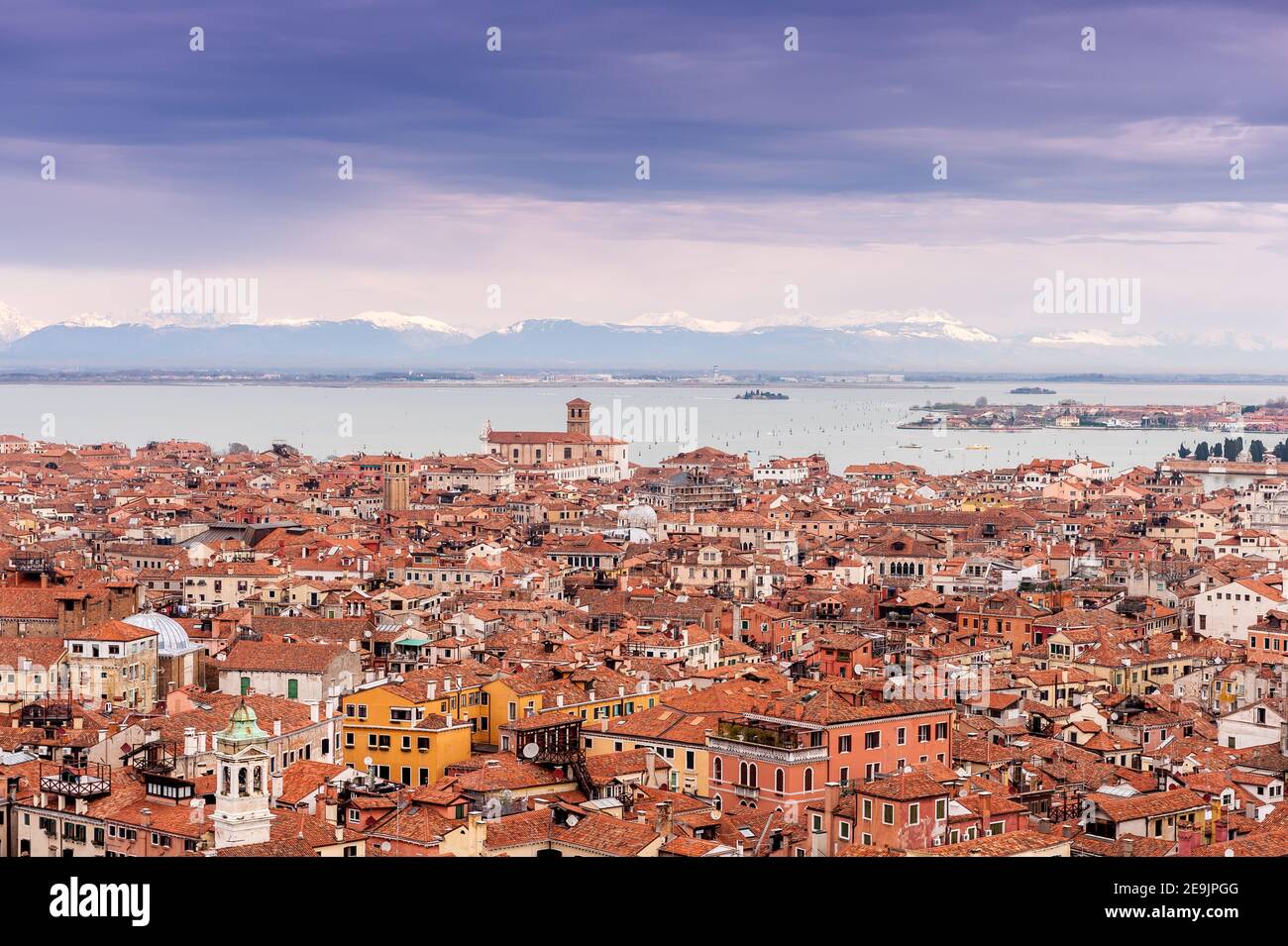 I tetti di Venezia e delle Alpi in lontananza, dal Campanile in Piazza San Marco, Italia Foto Stock
