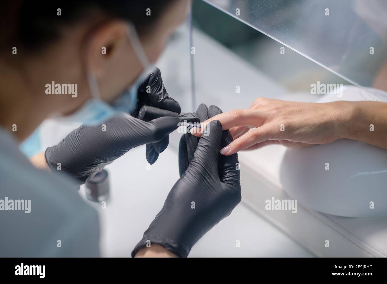 Nail artista che lavora con il cliente in un salone di bellezza Foto Stock