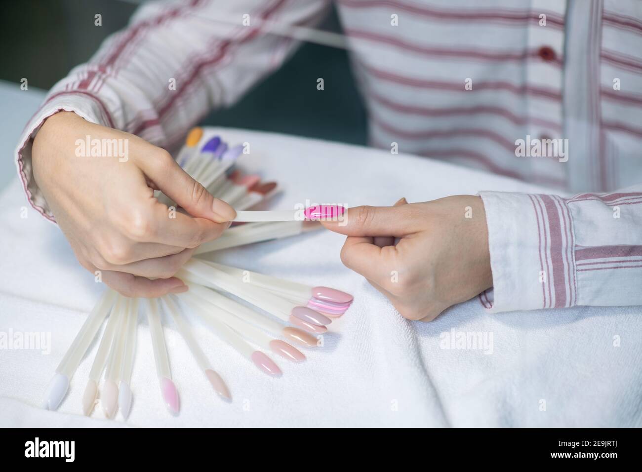 Primo piano immagine di un cliente che sceglie uno smalto per unghie Foto Stock