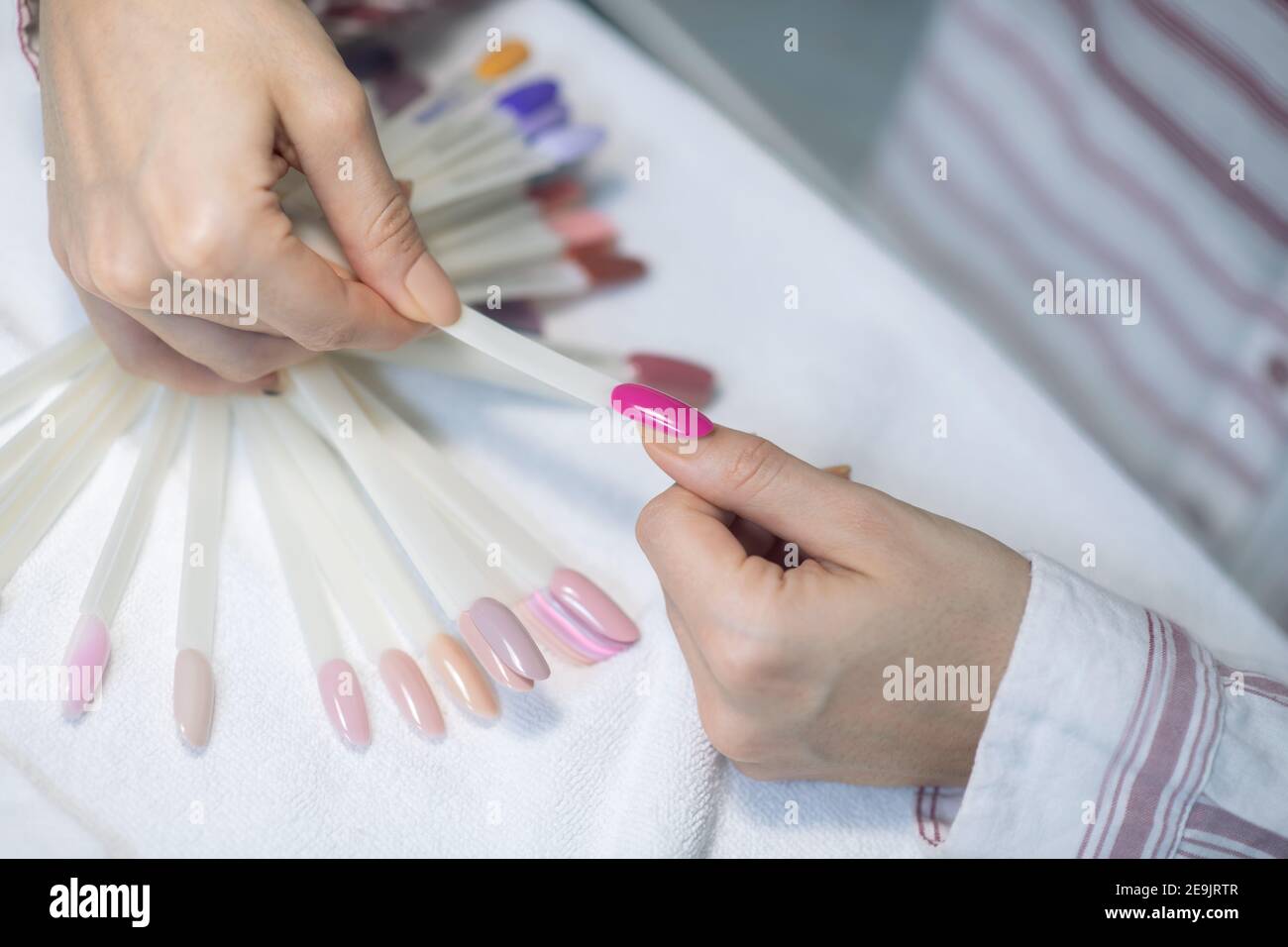 Primo piano immagine di un cliente che sceglie uno smalto per unghie Foto Stock