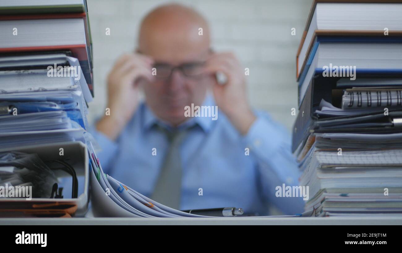 Uomo d'affari deluso in contabilità Ufficio lavorare con documenti finanziari Foto Stock