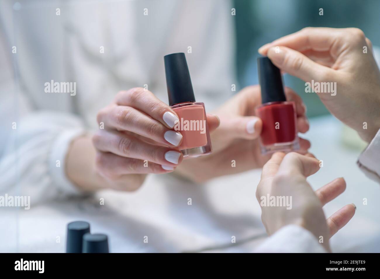 Cliente che sceglie il colore di uno smalto per unghie Foto Stock