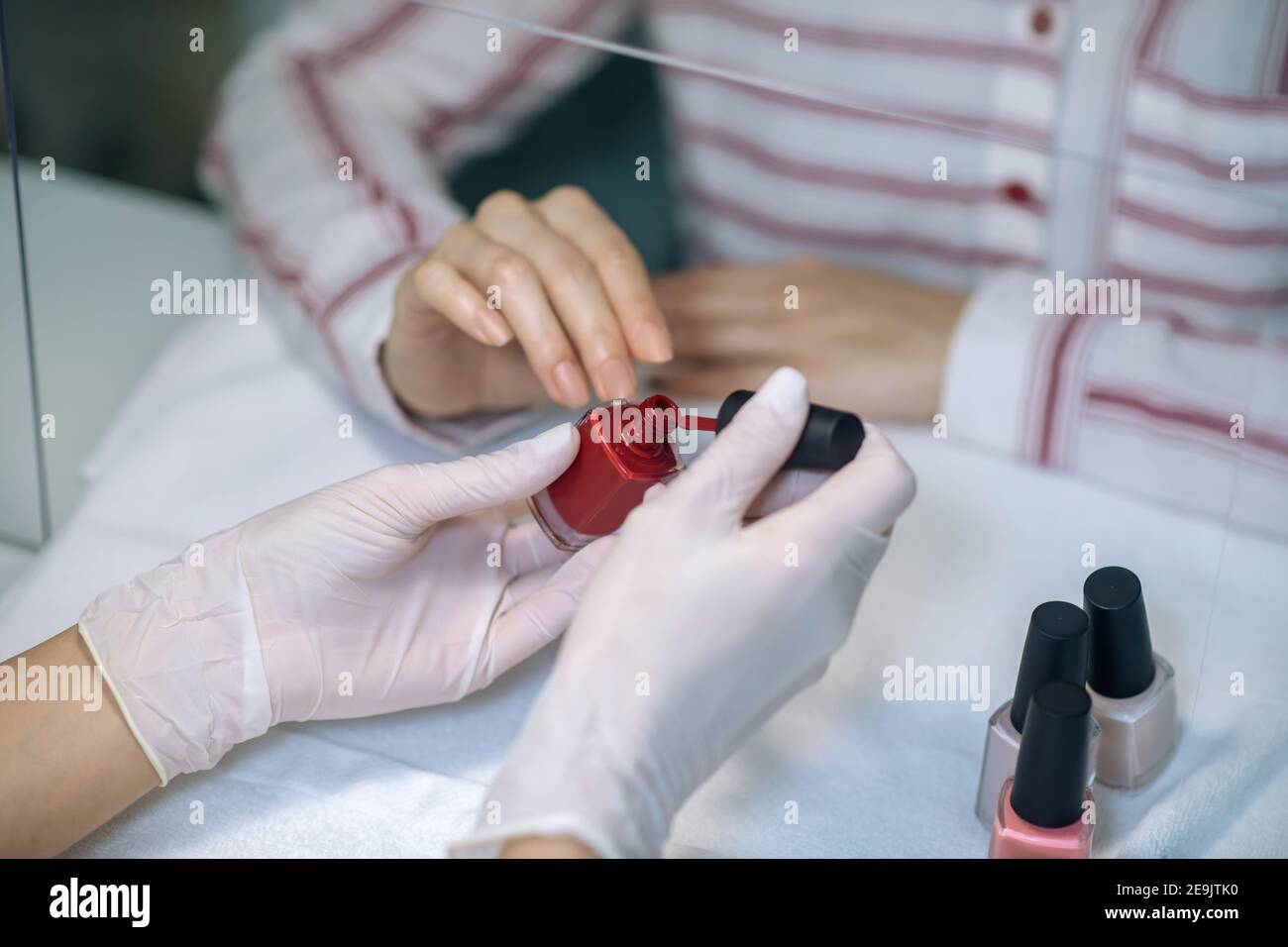 Primo piano immagine di unghie artisti mani che fanno la lucidatura unghie Foto Stock