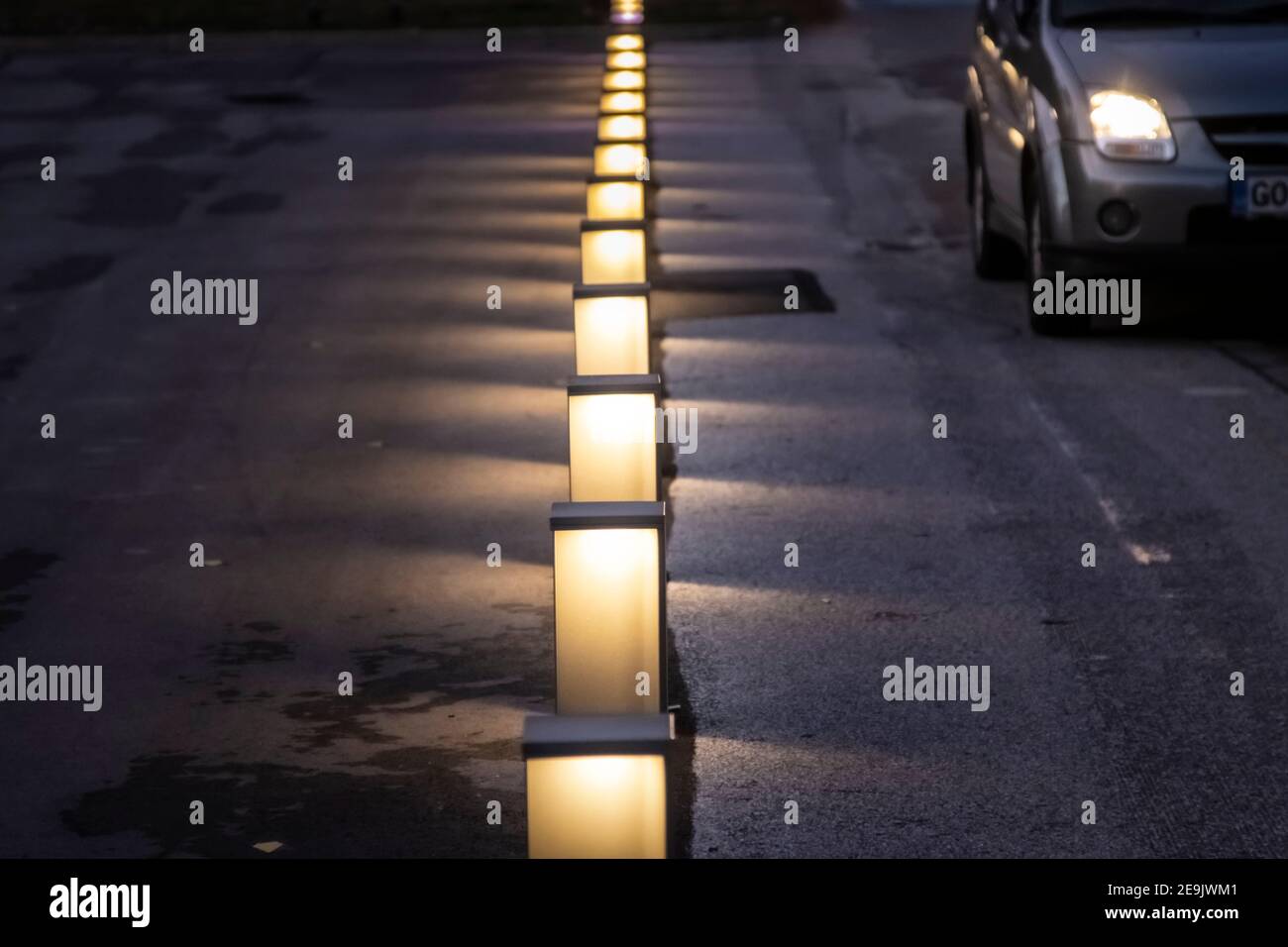 Le luci di strada nel mezzo della foto con l'auto che passa in background .Early Night e i dettagli nel buio sono ancora visibili. In Piazza d'Europa a Nova G. Foto Stock