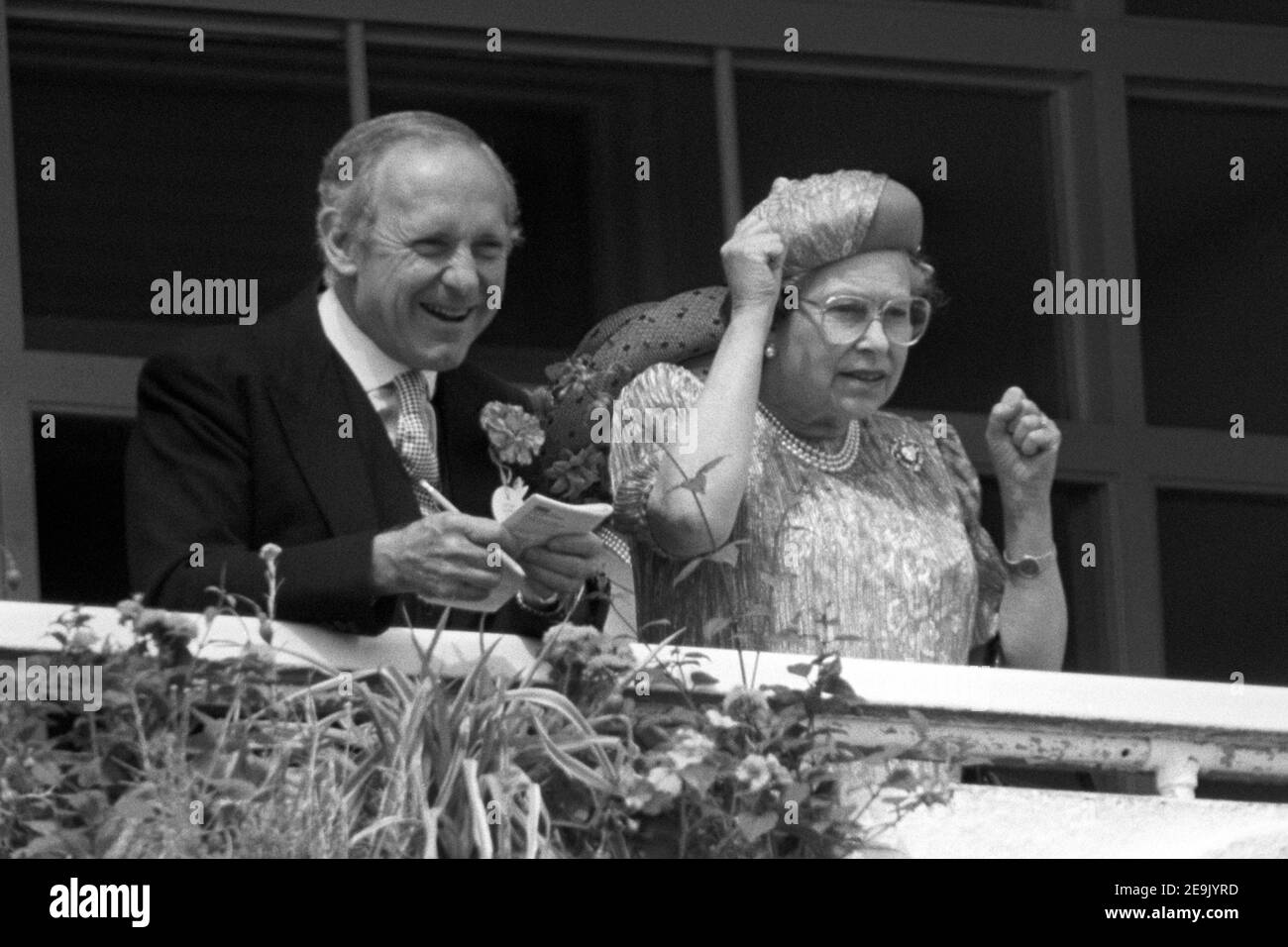 File foto datata 07/06/89 della Regina Elisabetta II che si acclama a cavallo con il segretario privato Sir William Heseltine dalla scatola reale all'Ippodromo di Epsom. La Regina regnerà come monarca per 69 anni il sabato. Foto Stock