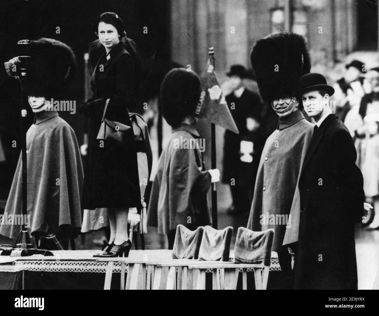 File foto datata 21/04/52 della Regina Elisabetta II che ispeziona i guardiani di Grenadier al Castello di Windsor, la prima sfilata cerimoniale del regno della Regina. La Regina regnerà come monarca per 69 anni il sabato. Foto Stock