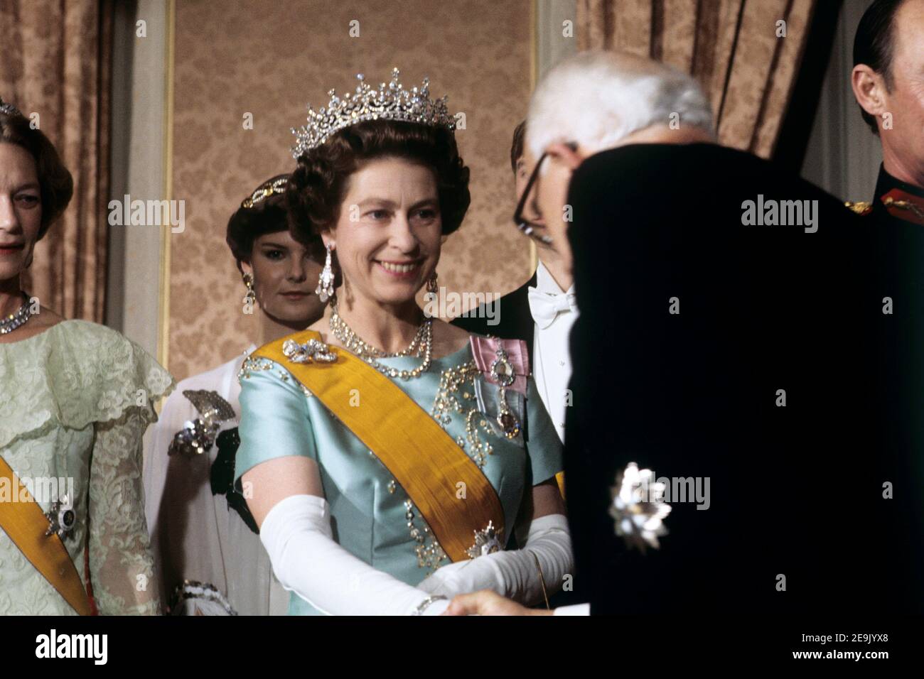 File foto datata 11/11/76 della Regina Elisabetta II che incontra gli ospiti in un banchetto tenuto dal Granduca Jean di Lussemburgo. La Regina regnerà come monarca per 69 anni il sabato. Foto Stock