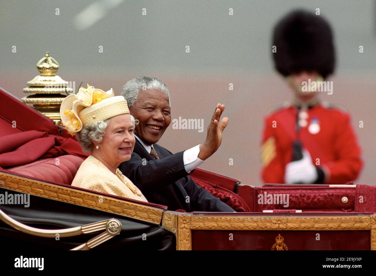 File foto datata 09/07/96 dell'allora presidente sudafricano Nelson Mandela e della regina Elisabetta II che cavalcano in carrozza lungo il Mall il primo giorno intero della sua visita di stato nel Regno Unito. La Regina regnerà come monarca per 69 anni il sabato. Foto Stock