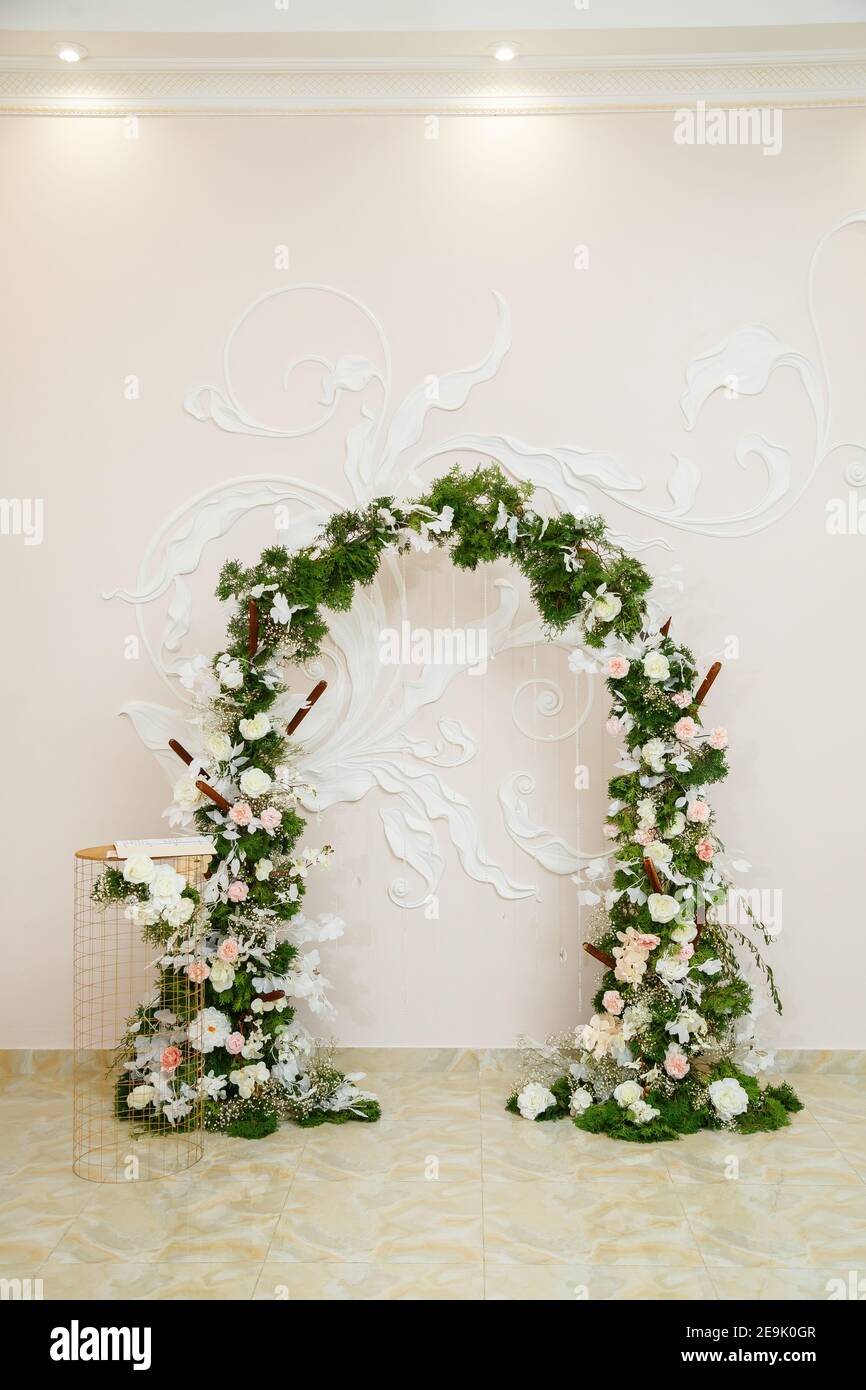 Decorazioni per matrimoni in fiori e tessuti. Belle decorazioni per sposi  novelli il giorno del loro matrimonio Foto stock - Alamy