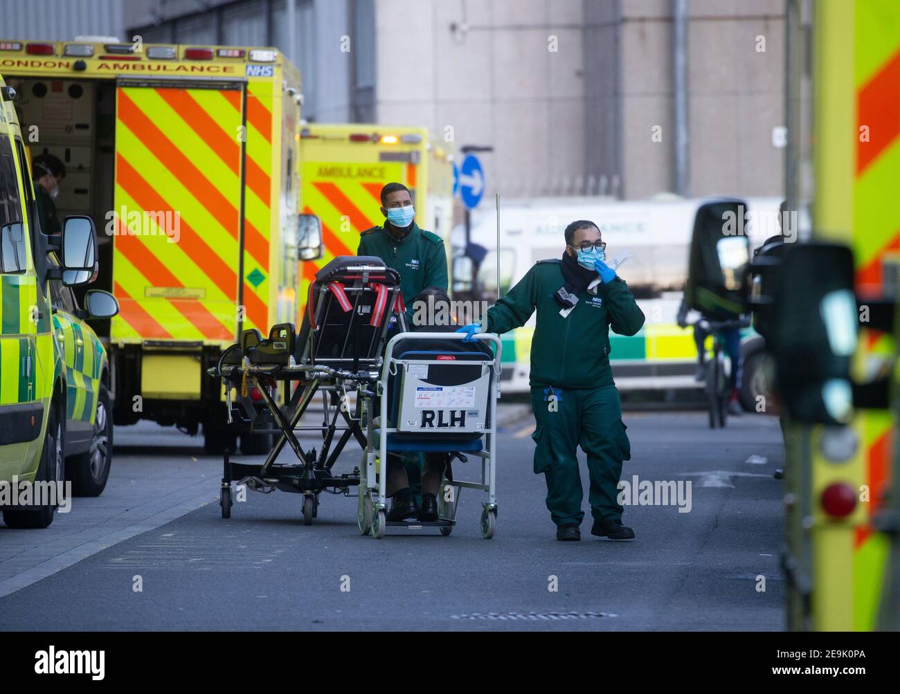 Pazienti che arrivano al Royal London Hospital. L'NHS è sotto pressione severa con la pandemia di Covid-19 così come i pazienti supplementari in inverno. Foto Stock