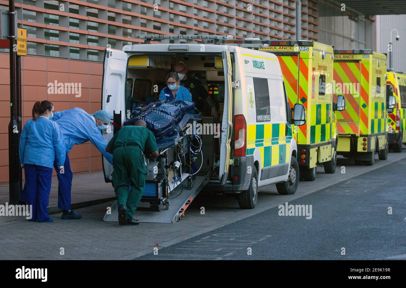 Pazienti che arrivano al Royal London Hospital. L'NHS è sotto pressione severa con la pandemia di Covid-19 così come i pazienti supplementari in inverno. Foto Stock