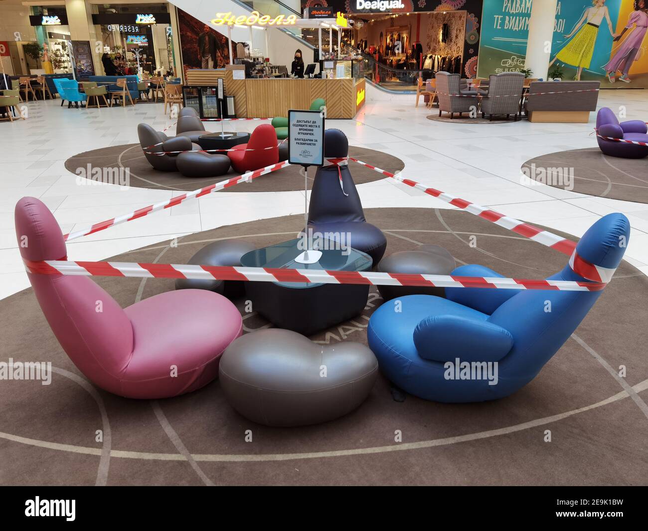 Sofia, Bulgaria - 1 febbraio 2021: Le zone di seduta nel centro commerciale Serdika sono temporaneamente non disponibili per limitare la diffusione del virus corona tra la v Foto Stock