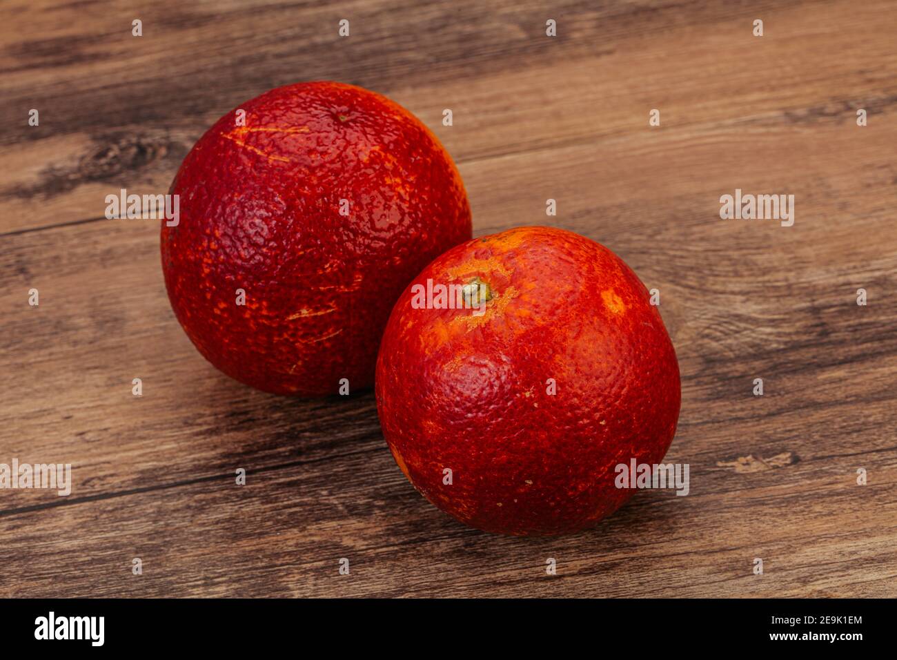 Rosso arancio dolce su sfondo naturale Foto Stock
