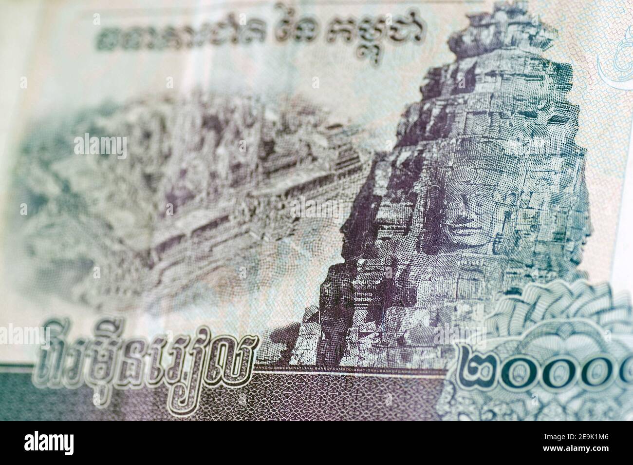 Vista ad angolo di una banconota cambogiana per 20,000 Riel che mostra parte del Tempio di Bayon con vista aerea del punto di riferimento sulla sinistra. Banconota usata, vista Foto Stock
