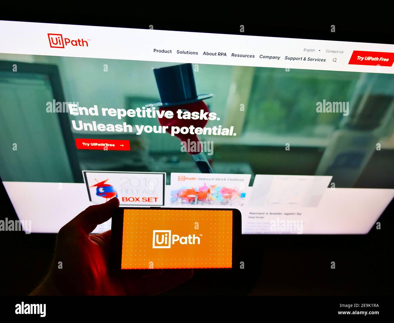 Persona che detiene smartphone con il logo della società di sviluppo software UiPath Inc. In esposizione davanti alla pagina Web aziendale. Mettere a fuoco lo schermo del telefono. Foto Stock