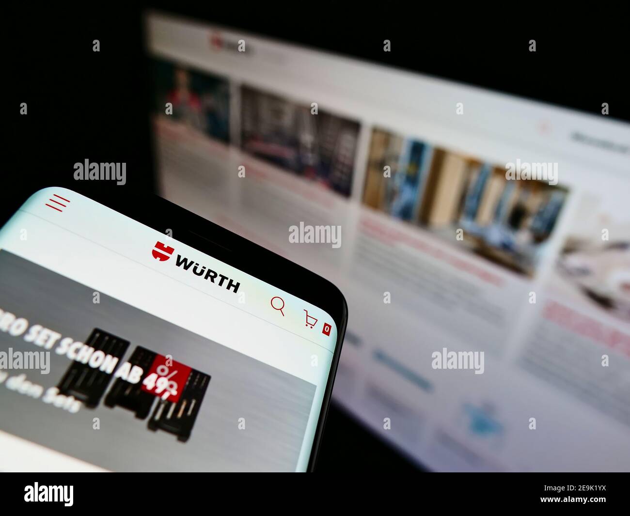 Persona che detiene il telefono cellulare con il sito web e il logo della società tedesca all'ingrosso Würth Gruppo in esposizione. Mettere a fuoco sulla parte superiore centrale dello schermo del telefono. Foto Stock