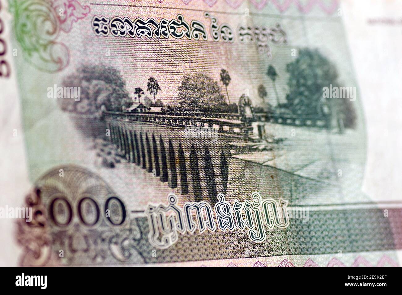 Vista angolata con messa a fuoco selettiva di una banconota da 5000 Riel dalla Cambogia. L'incisione principale è del ponte Kampong Kdei nella provincia di Siem Reap. Foto Stock