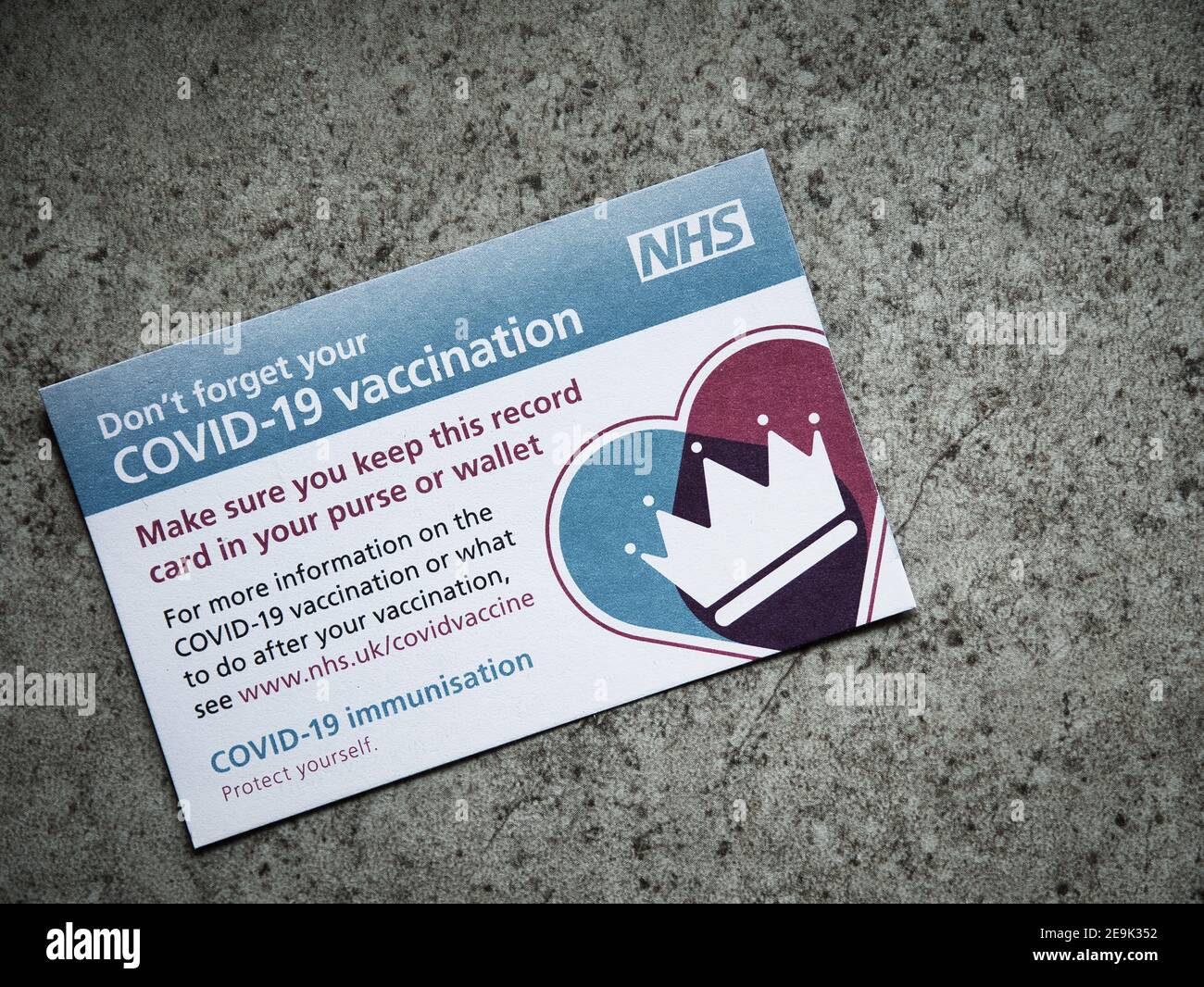 Una scheda di registrazione delle vaccinazioni NHS COVID-19 del Regno Unito, utilizzata per registrare i dettagli delle vaccinazioni fornite. Foto Stock