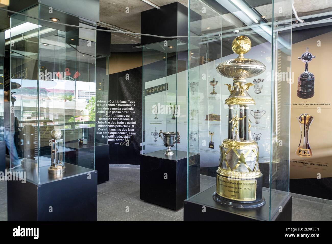 Memorial Sports Club, Corinthians Paulista (Sportsclub Corinthians Paulista) mostra di trofei alla stazione della metropolitana Corinthians di San Paolo Foto Stock