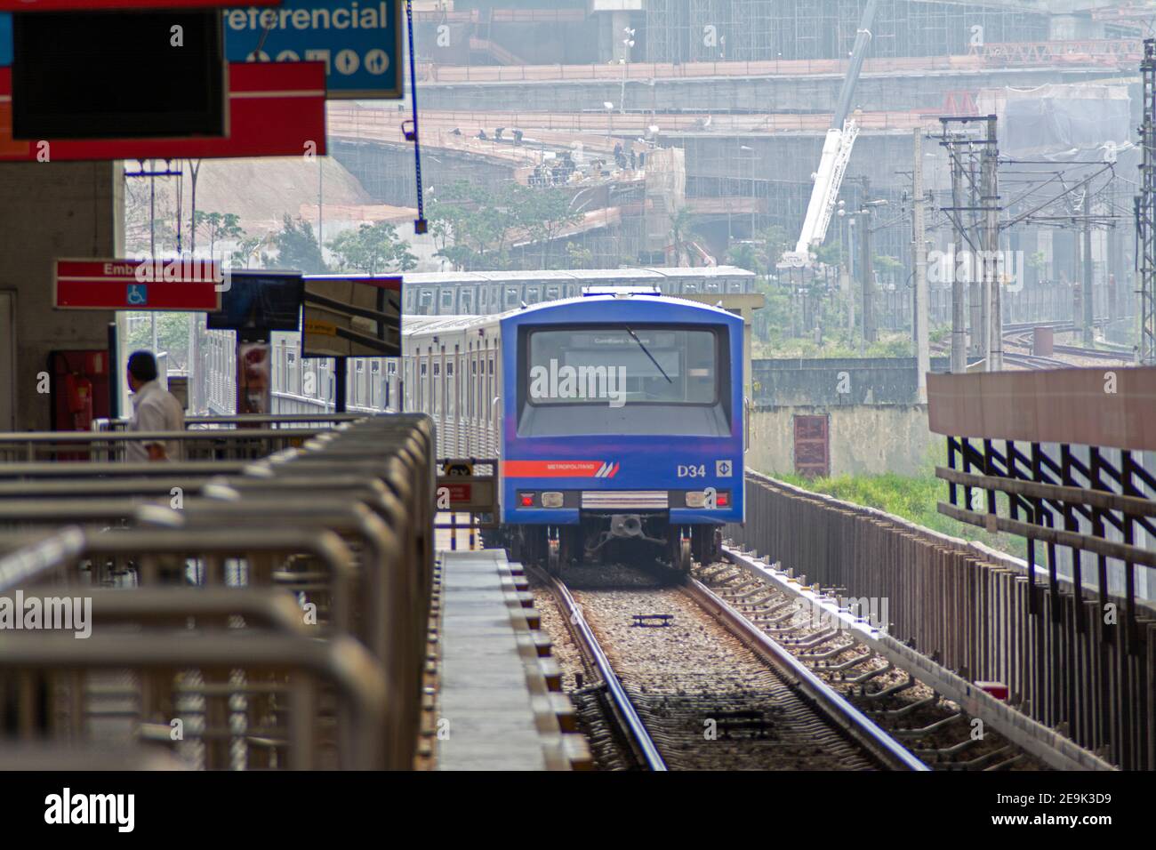 Una metropolitana in partenza Corinthians-Itaquera stazione della metropolitana a Sao Paulo, Brasile. Foto Stock