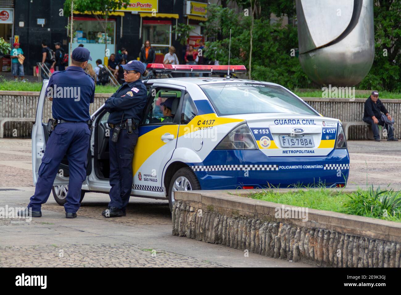 La polizia civile di San Paolo tiene un occhio vigile sui tossicodipendenti locali, gli alcolisti e un esercito di senzatetto in una delle piazze pubbliche di San Paolo Foto Stock