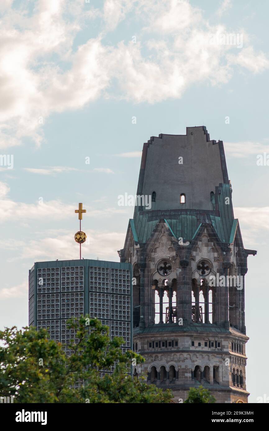 Torre della chiesa distrutta di Kaiser Wilhelm Gedaechtniskirche, Monumento commemorativo della seconda Guerra Mondiale, Breitscheidplatz, Berlino Foto Stock