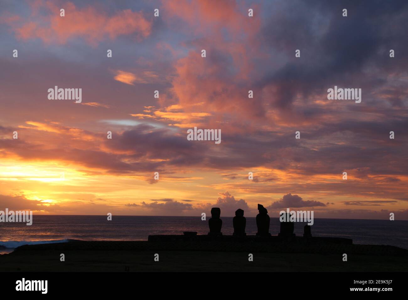 Moai AHU Vai Ure nel complesso Ceremonial di Tahai a. tramonto Foto Stock