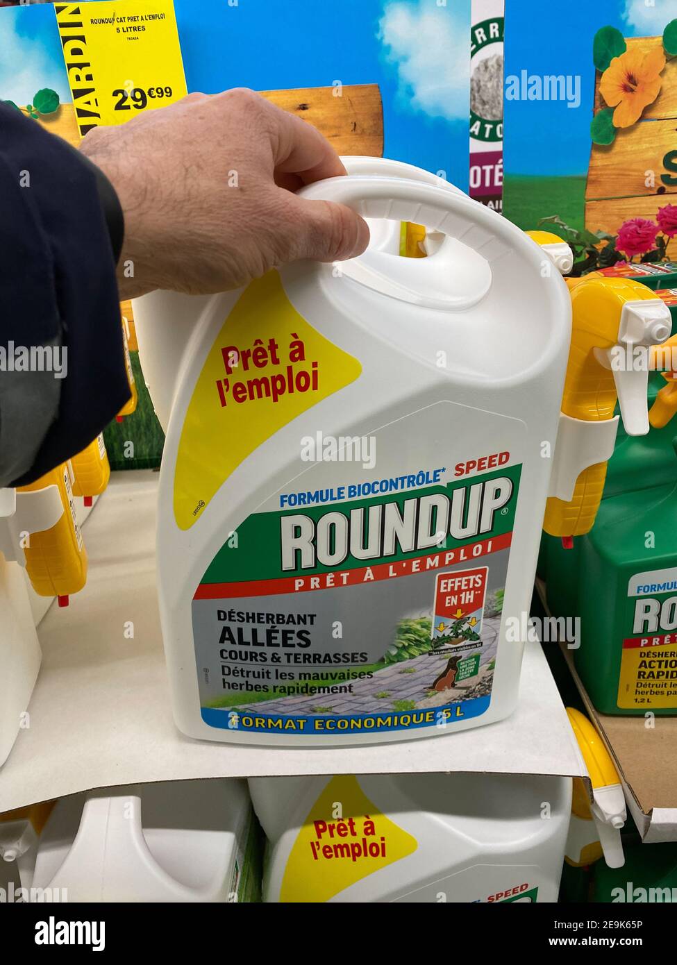 Parigi, Francia - 05 marzo 2020 : cliente che acquista roundup in un Hypermarket francese. Il nuovo Roundup è un marchio di un erbicida senza glifosato, Foto Stock
